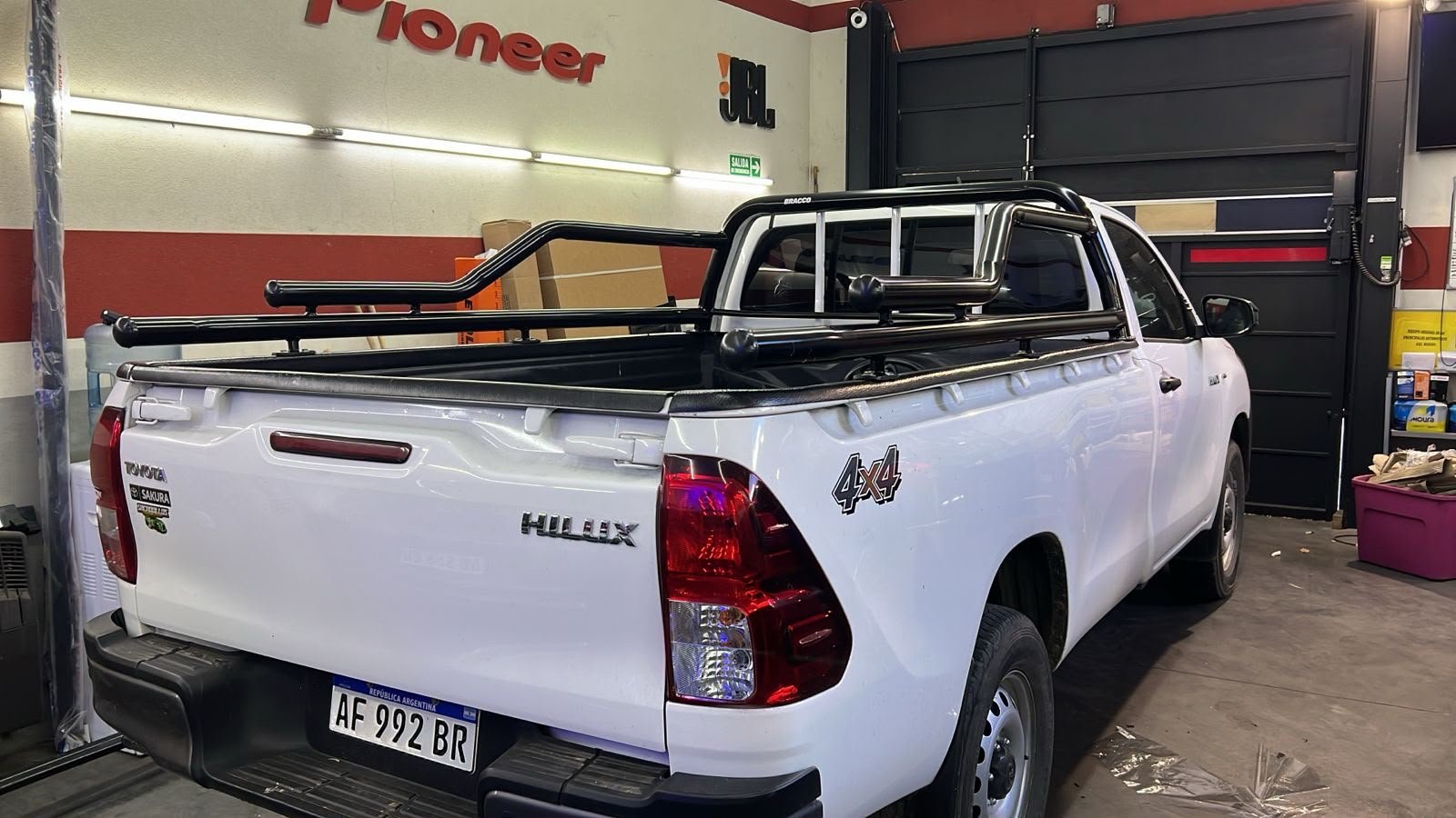 Toyota Hilux blanca de cabina simple con estructura tubular BRACCO instalada sobre la caja