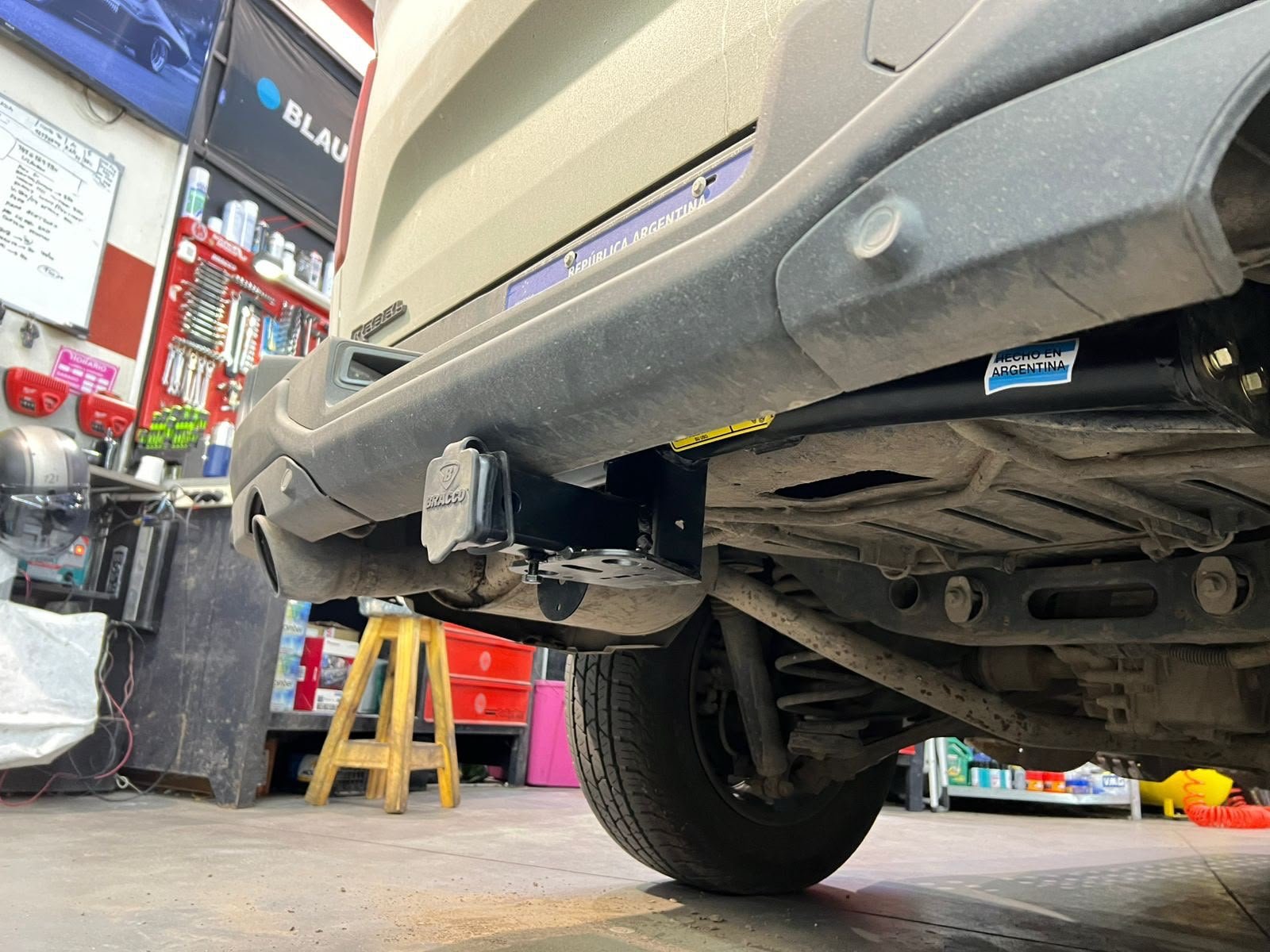 Enganche BRACCO instalado debajo del paragolpes trasero de una pickup