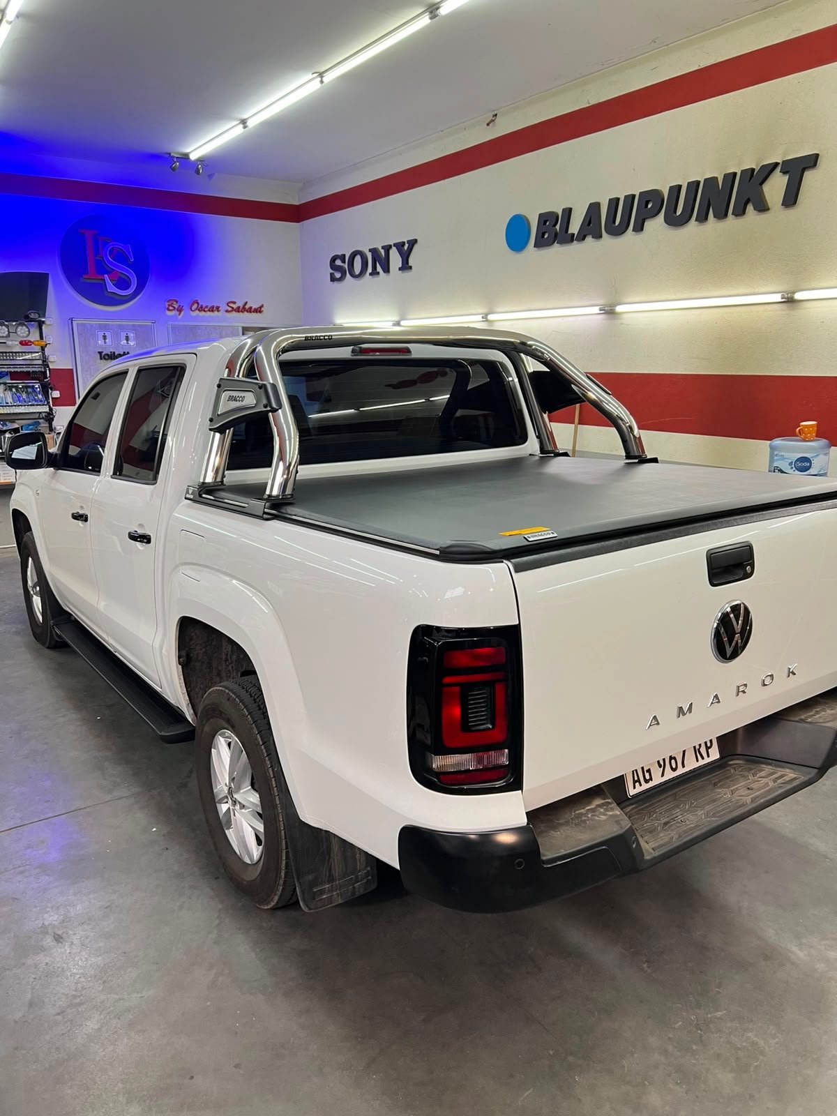 Volkswagen Amarok blanca con jaula BRACCO y tapa de caja instaladas