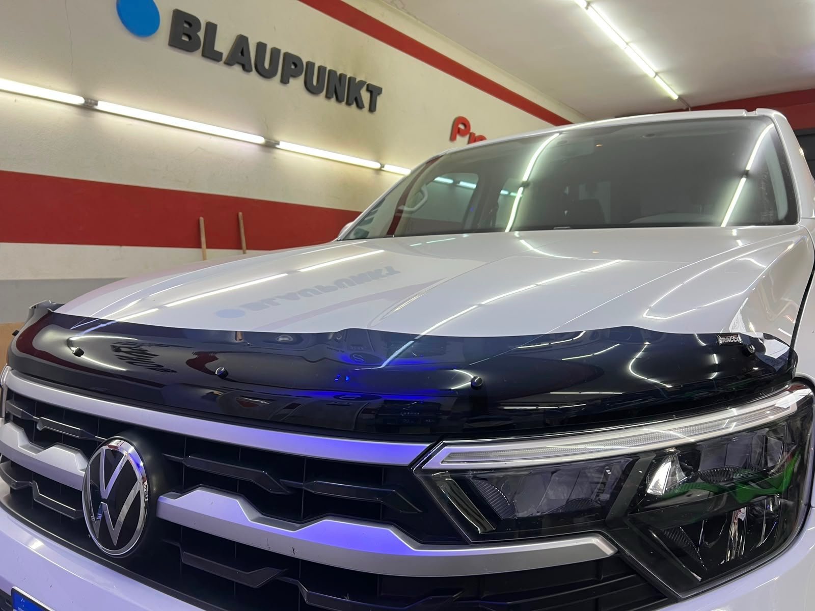 Mariposero colocado sobre el capot de Volkswagen Amarok