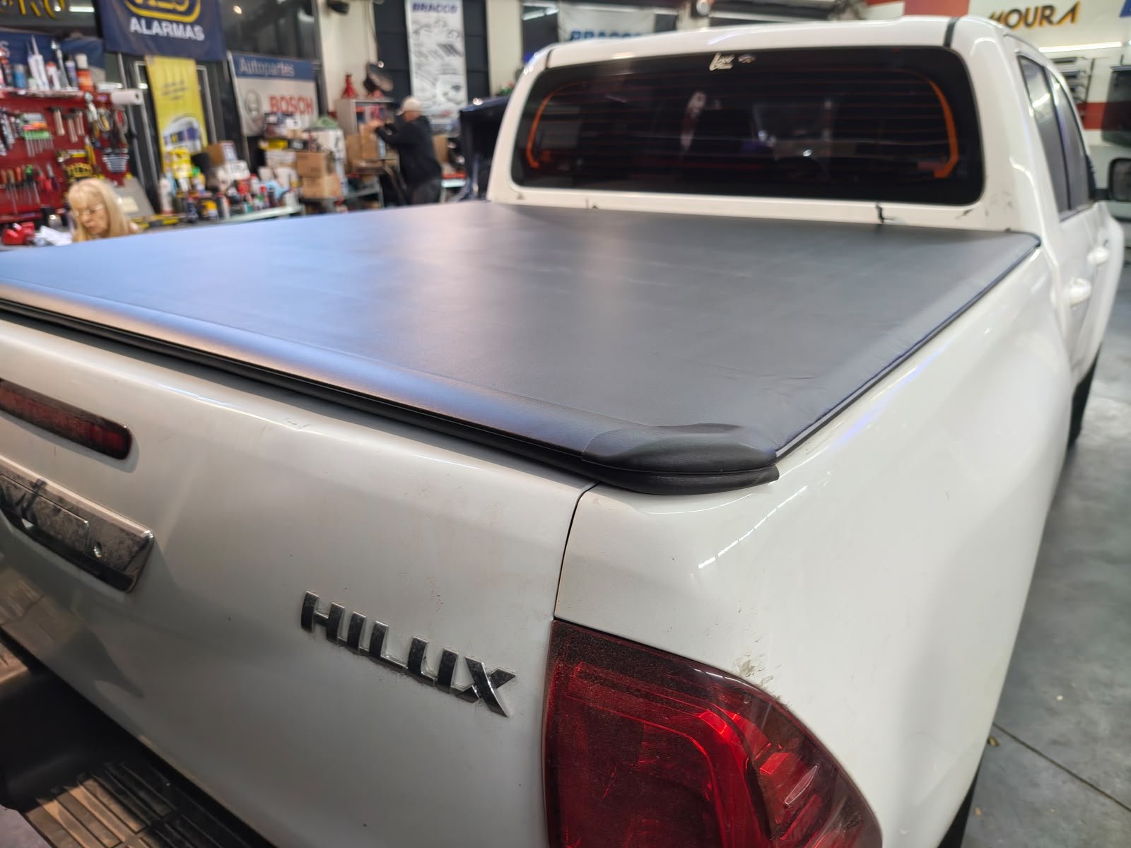 Lona Gerónimo colocada en Toyota Hilux