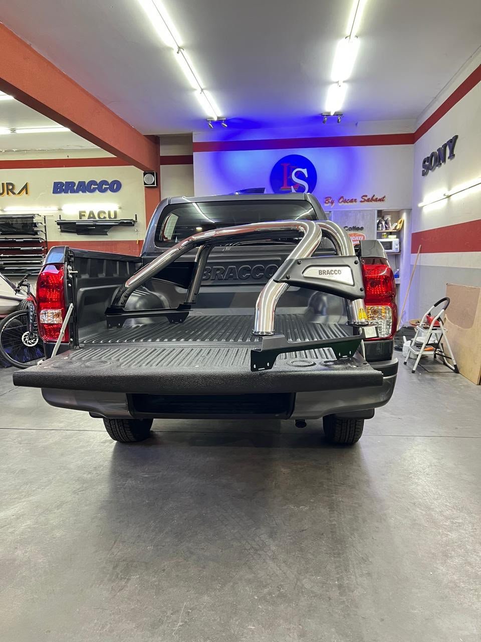 Vista trasera de una pickup con jaula EVO BRACCO