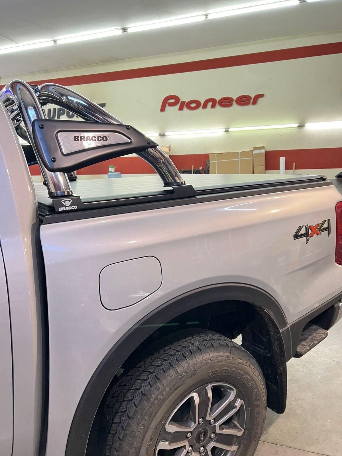 Jaula EVO BRACCO colocada en la caja de una pickup